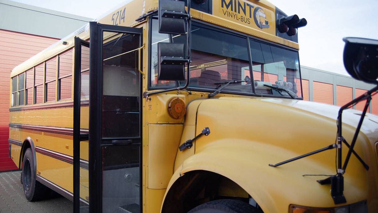3.500 neue und gebrauchte Schallplatten rollen mit dem MINT Vinyl Bus von Stadt zu Stadt. |