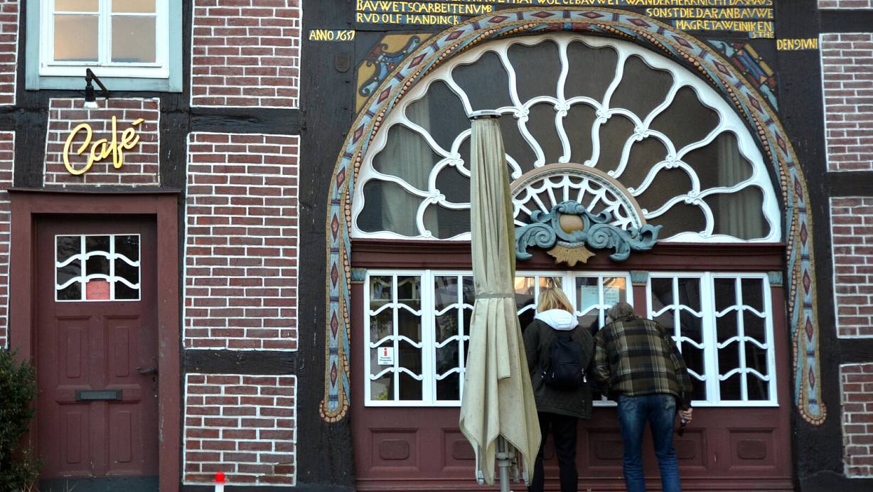 Noch immer stehen Ausflügler ungläubig vor verschlossenen Türen und blicken durch die Fenster auf übrig gebliebenes Mobiliar. | © Birgit Vredenburg