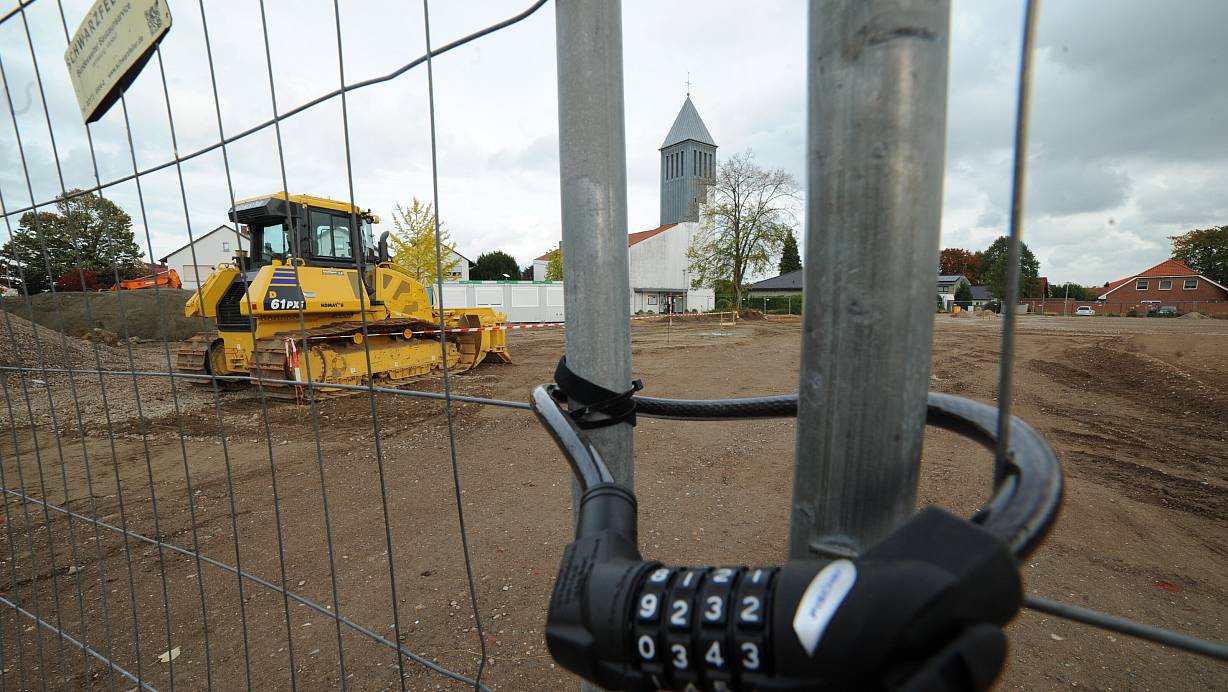 An der Mindener Straße in Preußisch Oldendorf entsteht ein neuer Edeka-Markt. Stefan und Michael Hartmann schaffen hier auch neue Arbeitsplätze. | © Joern Spreen-Ledebur