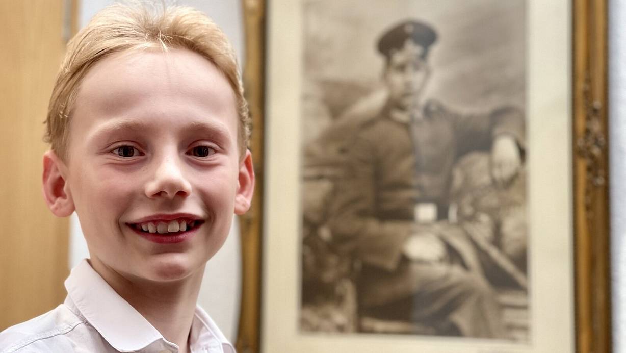 Leander Koch mit dem Portrait seines Urgroßonkels. | © Stefan Becker