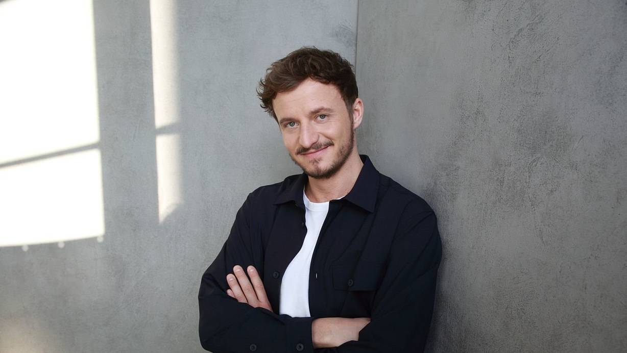 Tommi Schmitt ist Gastgeber der neuen ZDFneo-Show «Studio Schmitt». | © Foto: Joachim Gern/ZDF/dpa