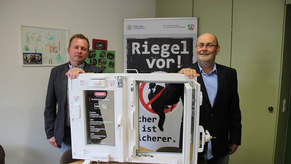 Mit Sicherheit gegen Einbrecher: Sören Anderson (l.) ist der neue Berater für technische Prävention im Kriminalkommissariat Vorbeugung und Opferschutz. Kriminalhauptkommissar Lutz Kollmeyer (r.) geht Ende des Monats nach 41 Dienstjahren in den Ruhestand. | © Nicole Bliesener
