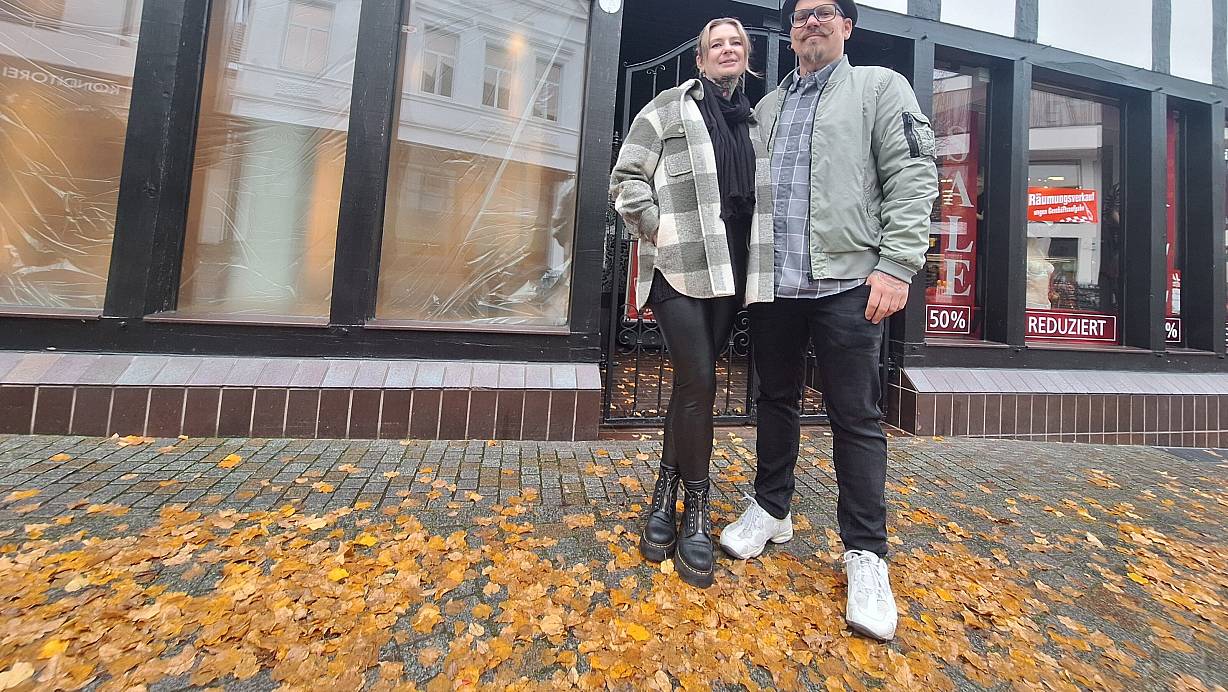 Nina und Wilko Wiemers vor dem markanten Fachwerkhaus, das sie schon bald zum Barber-Shop herrichten werden. | © Peter Heidbrink