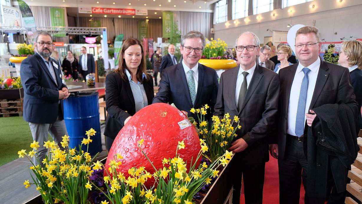 In der Garten-Halle: Der stellvertretende Kreishandwerksmeister Michael Friemuth (v. r.) mit Landrat Manfred Müller und Bürgermeister Michael Dreier sowie Christin Mondesi, Geschäftsführerin der Paderbau-Organisatorin Messe- und Ausstellungszentrum Mühlengeez GmbH (MAZ) am Stand der Firma Becker Gärten aus Bad Driburg (links im Bild Firmenchef Wolfgang Becker). | © Hans-Hermann Igges