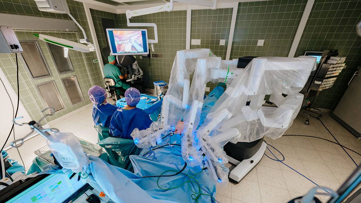 Mit dem OP-Roboter Da Vinci sind im St.-Ansgar-Krankenhaus sehr präzise Prostata-Operationen möglich. | © BESIM MAZHIQI