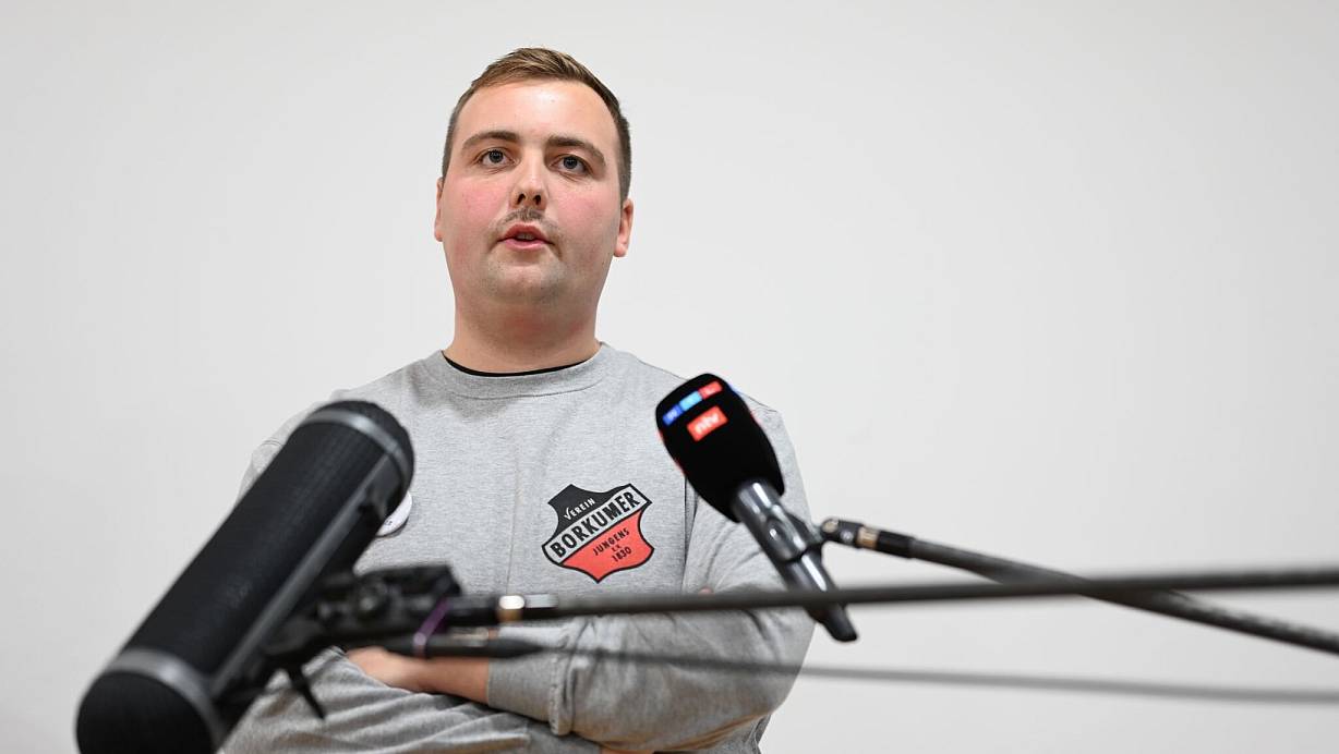 Der Oldermann des Vereins Borkumer Jungens, Maxi Rau, erklärte, bei einem früheren Fest als Klaasohm, der Tradition folgend, auch Frauen geschlagen zu haben. | © Lars Penning/dpa