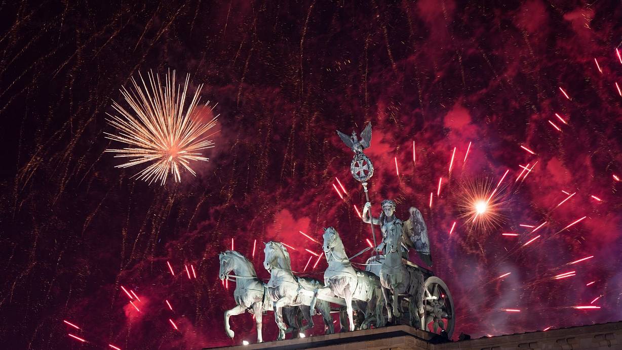 Feuerwerk zum Jahreswechsel 2023/24 am Brandenburger Tor in Berlin. (Archivbild) | © Sebastian Christoph Gollnow/dpa