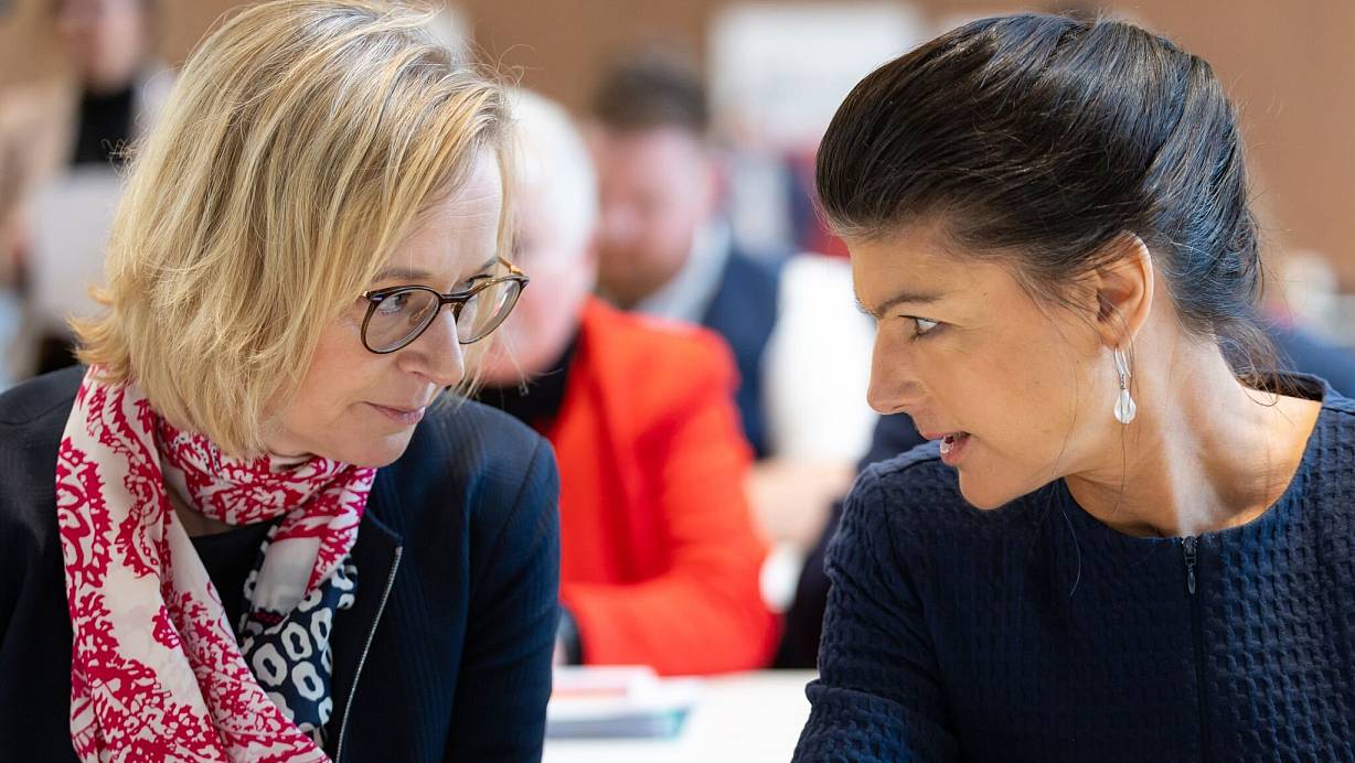 Thüringens BSW-Chefin Katja Wolf und Parteigründerin Sahra Wagenknecht zeigten sich nach einem Streit im Zuge der Koalitionsverhandlungen nun bei einem Landesparteitag versöhnlich. | © Michael Reichel/dpa