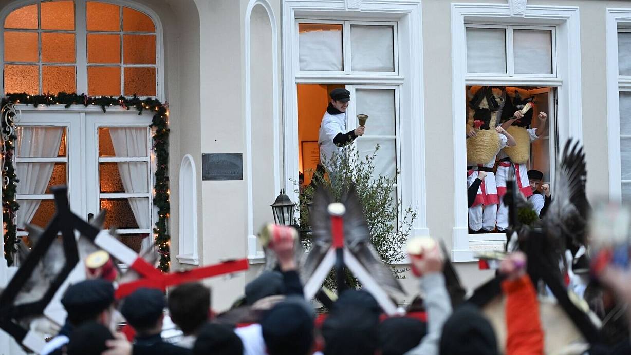 In einem ersten Teil des Brauches werden die ausgewählten Klaasohms an ihren Vereinslokalen eingesammelt. | © Lars Penning/dpa