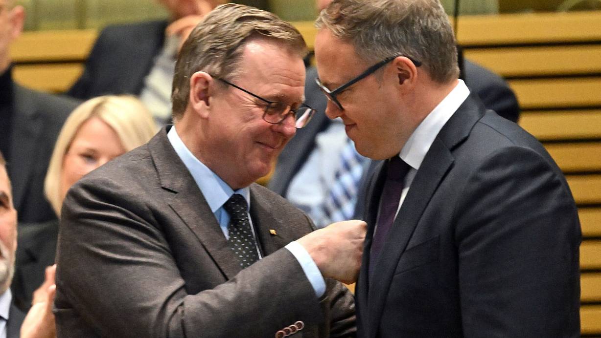 Thüringens Linke verhilft CDU-Chef ins Ministerpräsidentenamt. | © Martin Schutt/dpa