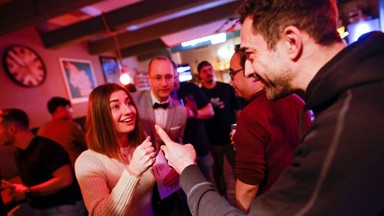 Die Wahrscheinlichkeit, mit Schere, Stein oder Papier zu gewinnen, liegt genau gleich hoch: jeweils bei einem Drittel. | © Thomas Banneyer/dpa