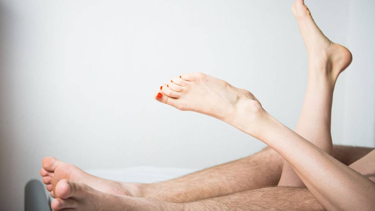 Mit der Erektion will es nicht klappen? Nicht immer stehen körperliche Ursachen dahinter. Es kann auch der Kopf sein. | © Christophe Gateau/dpa/dpa-tmn