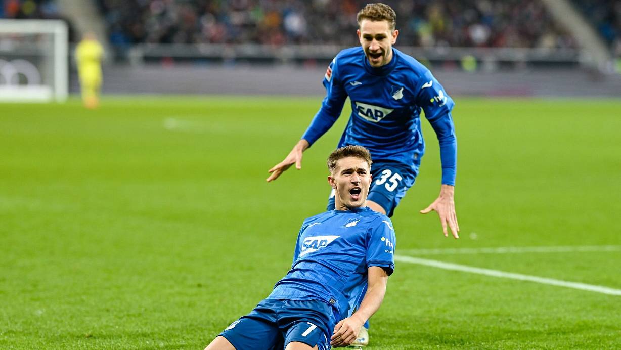 Weckt Begehrlichkeiten: Hoffenheims Torschütze und Toptalent Tom Bischof (vorn). | © Uwe Anspach/dpa