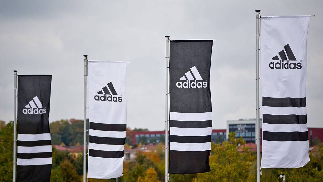 Adidas befindet sich nach eigenen Angaben mit den Zollbehörden seit Jahren «im Austausch» zu dem bekannten Sachverhalt. (Archivbild) | © Daniel Karmann/dpa