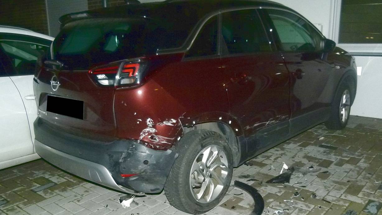 Der Opel wurde von dem Mercedes unter anderem gegen die Hauswand geschoben. | © Polizei Minden-Lübbecke
