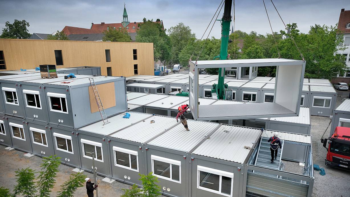 Täglich werden neue Module für die Container-Schule auf dem Sportplatz des ESG angeliefert. | © Andreas Frücht