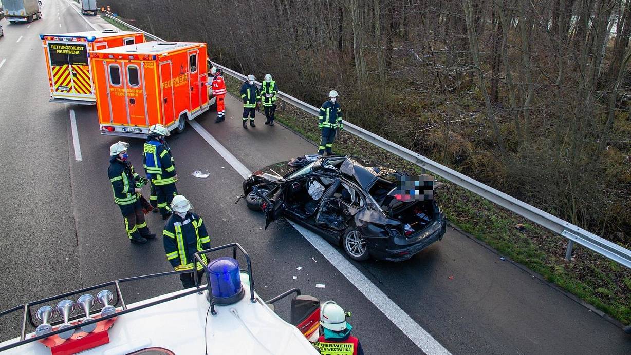 Bei dem Unfall wurden zwei Menschen verletzt. | © Feuerwehr Porta/Michael Horst
