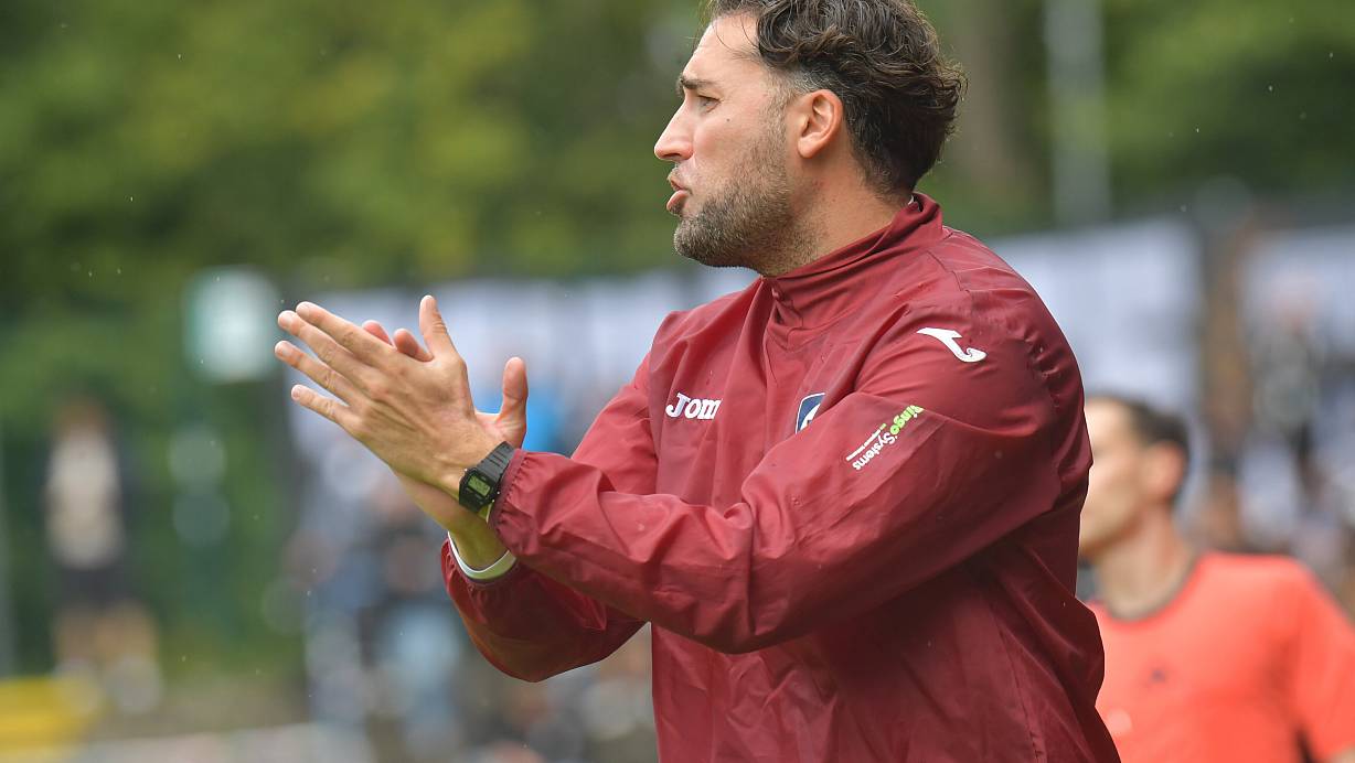 Der FC Gütersloh um Trainer Julian Hesse behielt auch im Topspiel gegen Siegen die Oberhand. | © sport/presse/foto Dünhölter