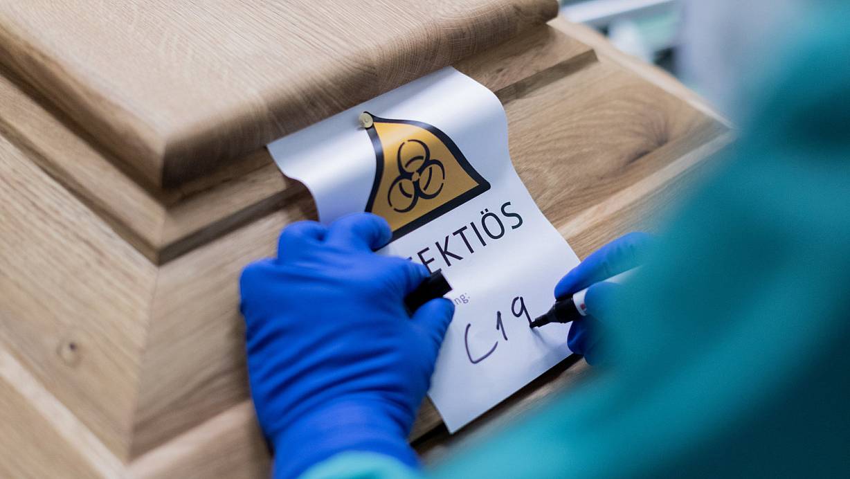 Fast 300 Covid-Tote beklagt Bielefeld seit Ausbruch der Pandemie vor gut einem Jahr. | © picture alliance