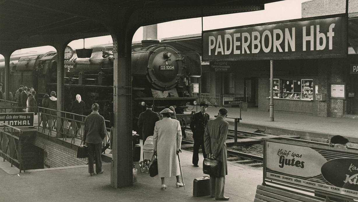 Diese Aufnahme vom Paderborner Hauptbahnhof zeigt den Blick von Gleis 2 und 3 auf Gleis 1. Das historische Foto stammt aus der Zeit vor 1962. | © Stadt- und Kreisarchiv Paderborn