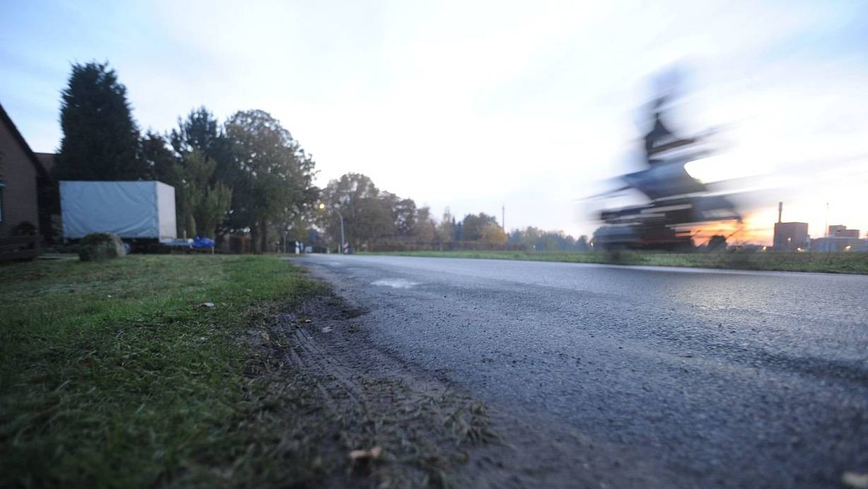 Stellerloh ist nicht die breiteste Straße. Begegnen sich zwei Fahrzeuge, dann weichen sie auf die Bankette aus. Spuren der Reifen sind an vielen Stellen zu sehen. | © Joern Spreen-Ledebur