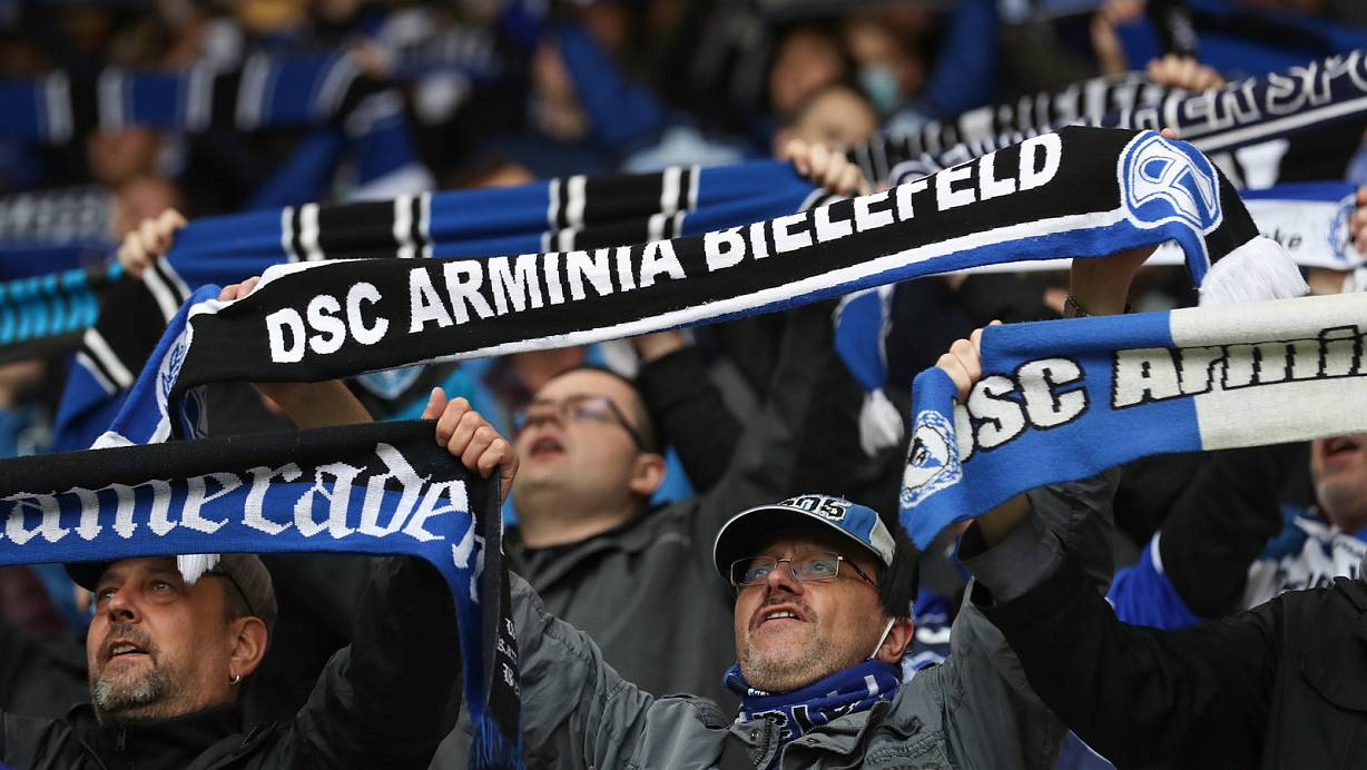 Nach elf Jahren endlich mal wieder in der Bundesliga, nach fast sieben Monaten endlich mal wieder trotz Corona: Feiernde Fans auf der Alm. Achtung: Das Foto verdichtet alles sehr. | © picture alliance