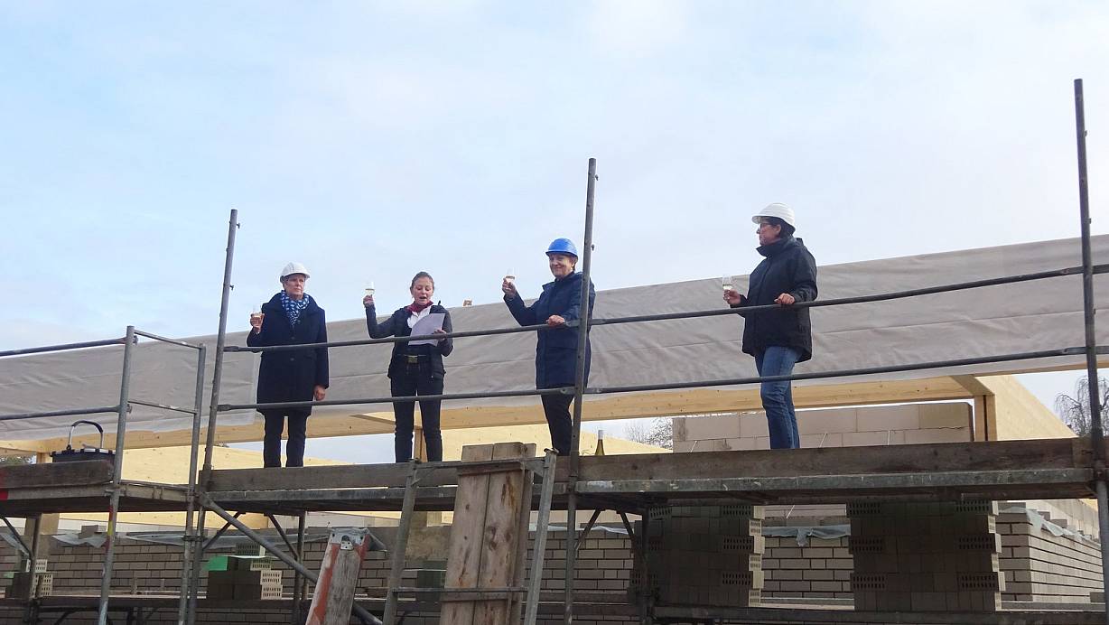 Bürgermeisterin Susanne Rutenkröger, Eva-Lotte Palsbröker (Dachdeckerei Palsbröker), Marion Kapsa (Geschäftsführerin der Bünder Bäder GmbH), Kerstin Lech (Badbetriebsleitung) zelebrierten im kleinen Kreis das Richtfest. | © Bünder Bäder GmbH