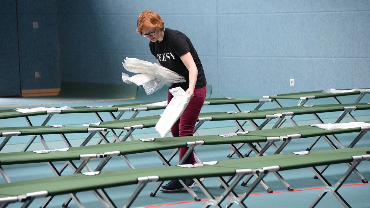 In Gütersloh wird eine Turnhalle für die Unterbringung von Flüchtlingen eingerichtet. | © Andreas Eickhoff