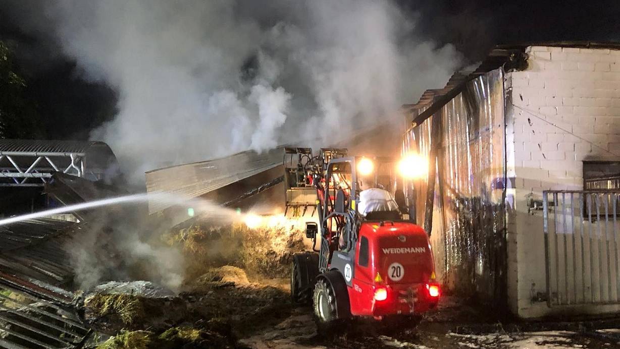 Die eingelagerten Strohballen in der Reitanlage wirkten wie ein Brandbeschleuniger. | © Feuerwehr
