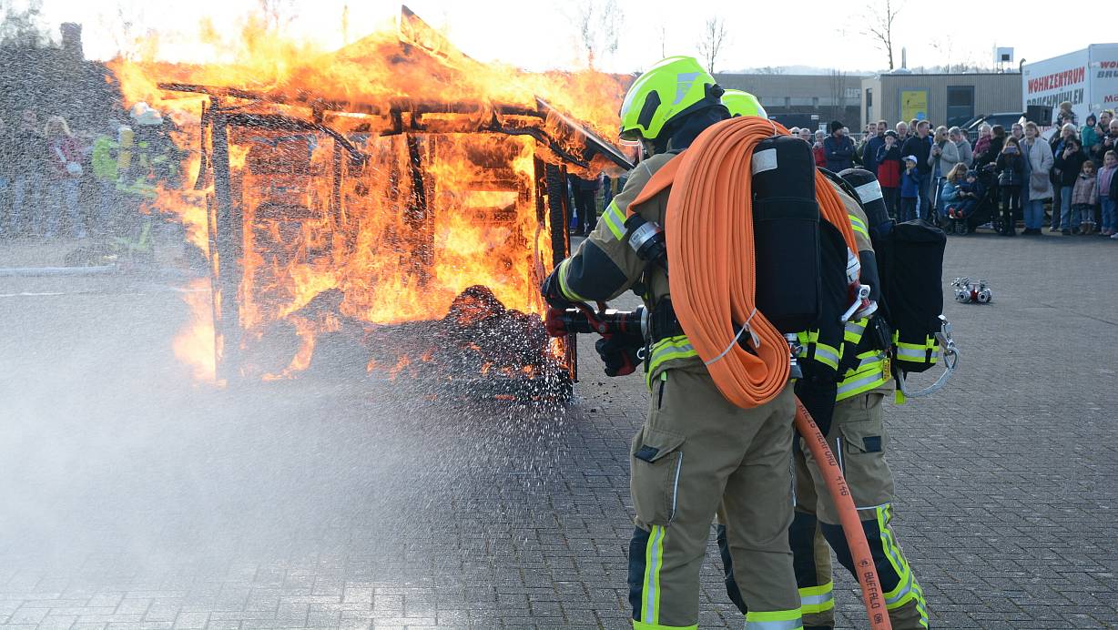 Die freiwillige Feuerwehr demonstrierte beim Blaulichtgewitter in Bruchmühlen das Löschen einer Gartenhütte. | © Sven Hauhart