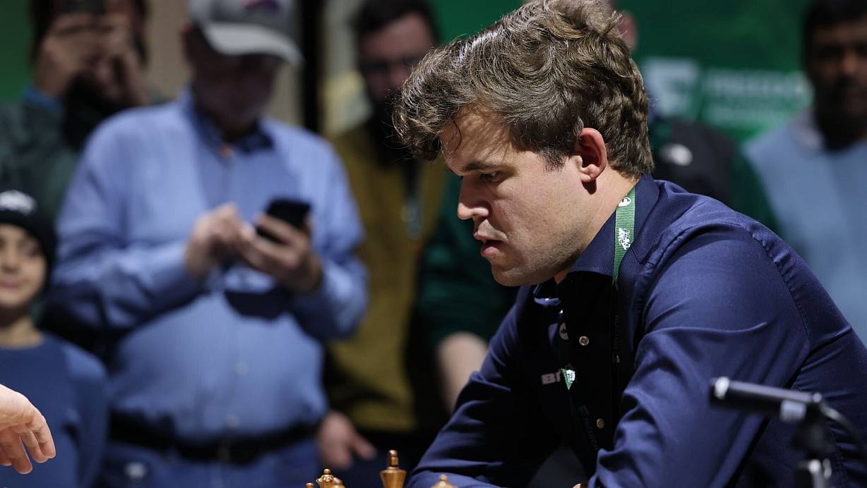 Titelverteidiger Magnus Carlsen sorgt bei der Blitzschach-WM auch für sportliche Schlagzeilen. | © Seshadri Sukumar/ZUMA Press Wire/dpa