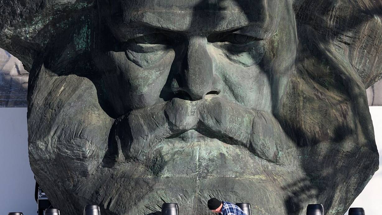 Das Karl-Marx-Monument ist Kulisse der großen Eröffnungsshow am Abend. | © Hendrik Schmidt/dpa