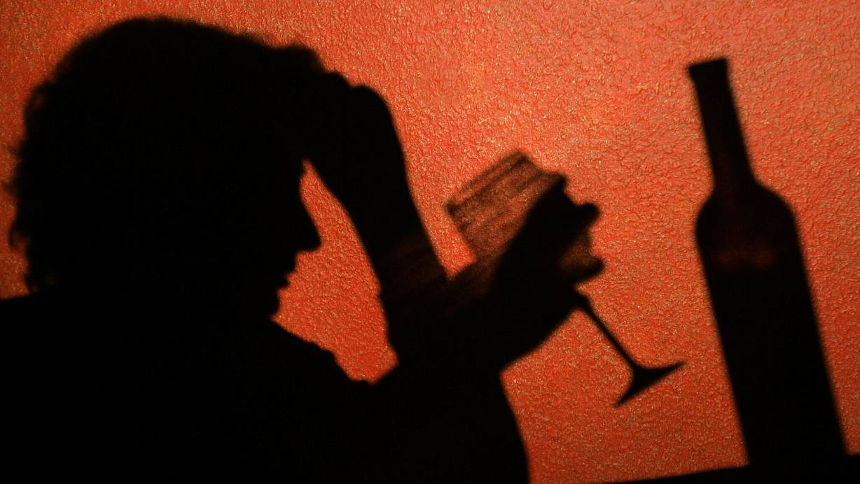 Ein Alkoholproblem ist auch meist ein Problem für das persönliche Umfeld. Wer sich Sorgen macht, sollte aber lieber keinen Druck auf Betroffene ausüben. | © picture alliance / dpa