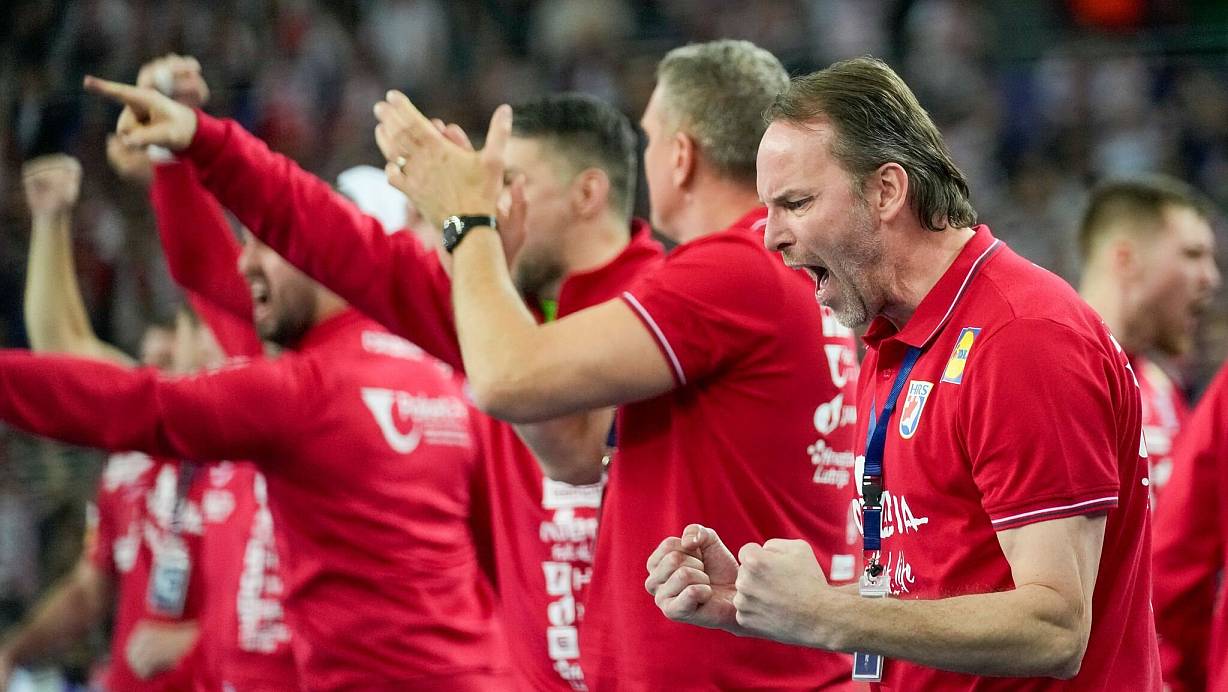 Der ehemalige Bundestrainer Dagur Sigurdsson trainiert die Kroaten seit 2024. | © Darko Bandic/AP/dpa