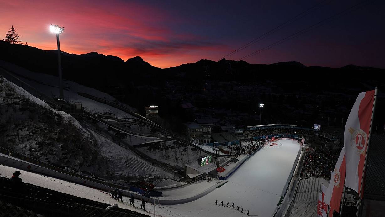 Die fast leere Arena in Oberstdorf. | © Karl-Josef Hildenbrand/dpa