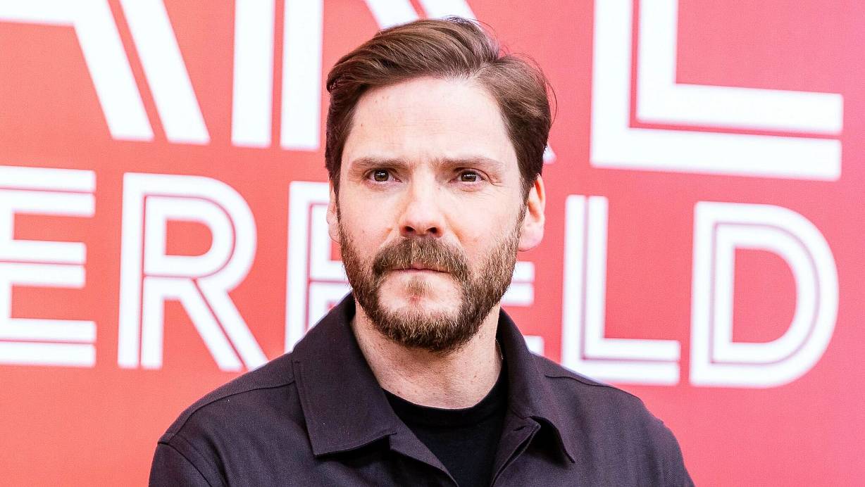 Daniel Brühl gehört zu den zahlreichen Prominenten, die einen offenen Brief an CDU-Chef Friedrich Merz, die Abgeordneten von Union, FDP und BSW verfasst haben. (Archivbild) | © Carsten Koall/dpa