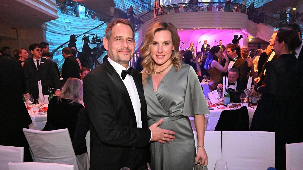 Frisch gebackene Eltern: Moritz Bleibtreu und seine Frau Saskia | © Felix Hörhager/dpa