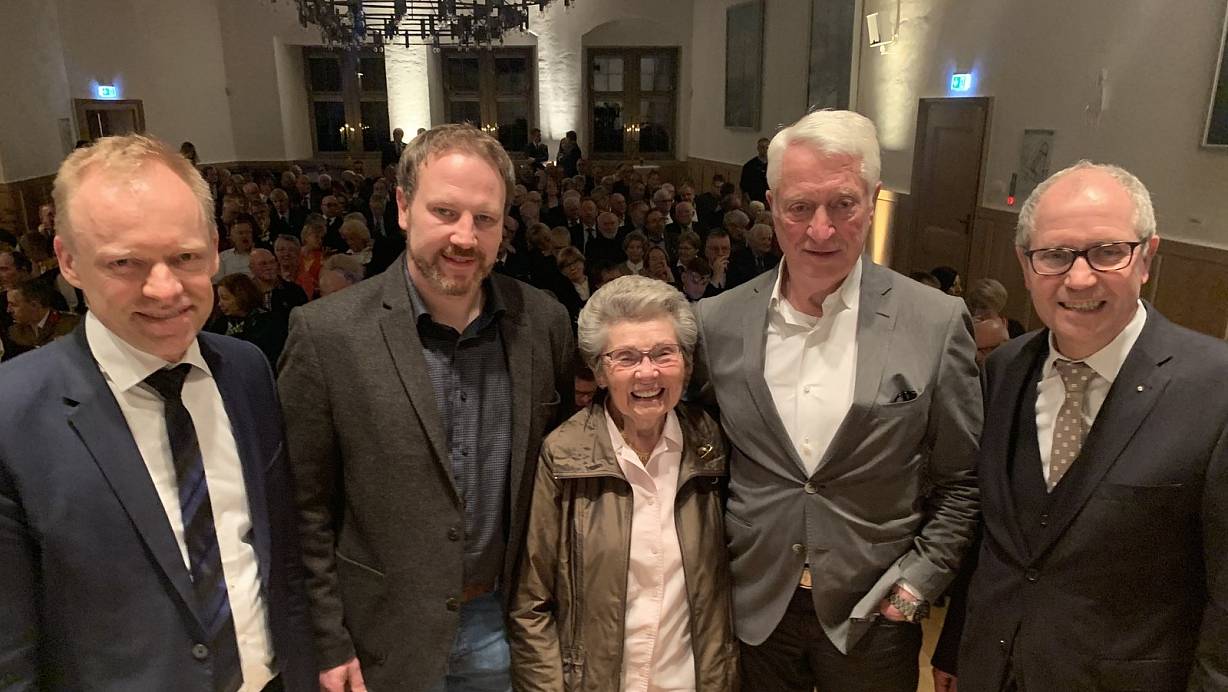 In der Wewelsburg ehrte Landrat Manfred Müller (r.) für ihr außerordentliches Engagement Marlies Humpert, Sascha Glaser (2. v. l.) als Sprecher der Projektgruppe Naturerlebnis Almetal sowie Meint-Ude Carstensen. Die Festrede hielt Clemens Fuest (l.). | © Jens Reddeker