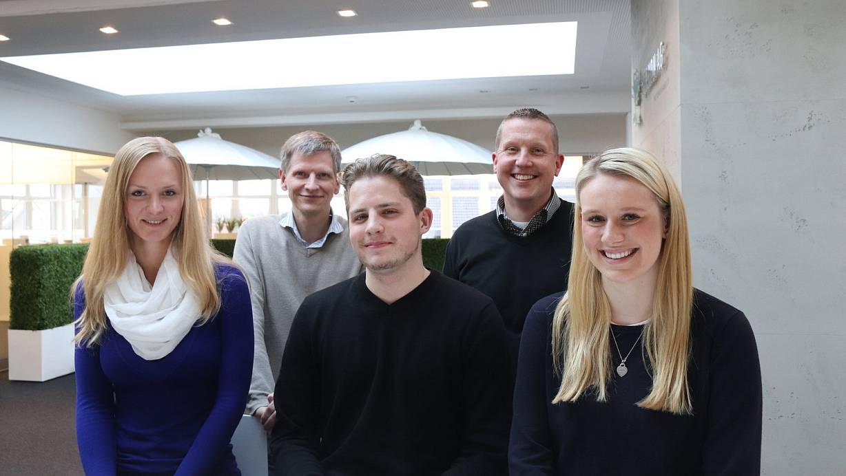 In der Unternehmenszentrale: Kristina Lissowski, Jan Kruse und Anna Lena Grieß absolvieren derzeit eine Ausbildung bei der Synaxon AG. Firmenchef Frank Roebers (hinten links) und Frank Geise (Leiter Stab) setzen auf den eigenen Nachwuchs, um den Fachkräftebedarf zu decken. Doch das bleibt weiterhin schwierig. | © David Knapp