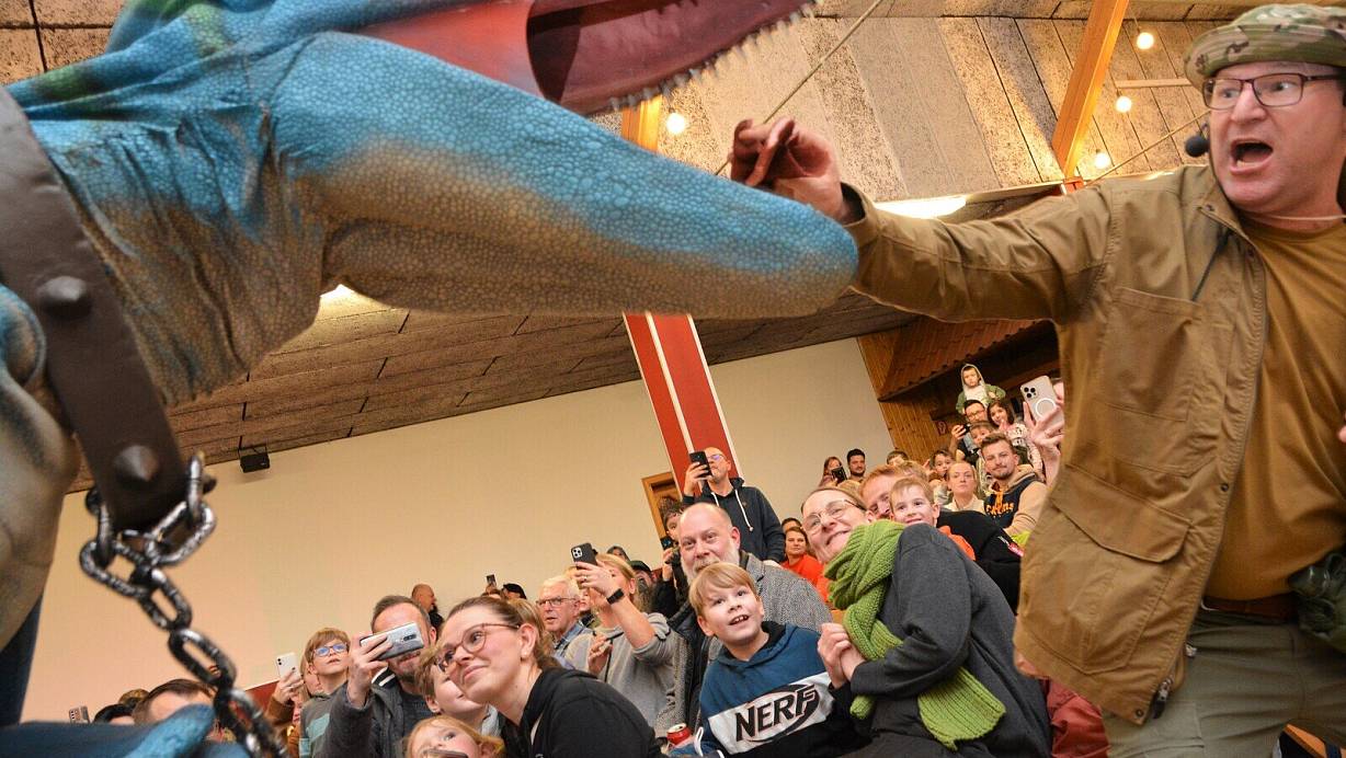 Fernando Liebe, der in die Rolle des Paläontologen George Watson schlüpft, "kämpft" mit einem angriffslustigen Riesensaurier. | © Karin Prignitz