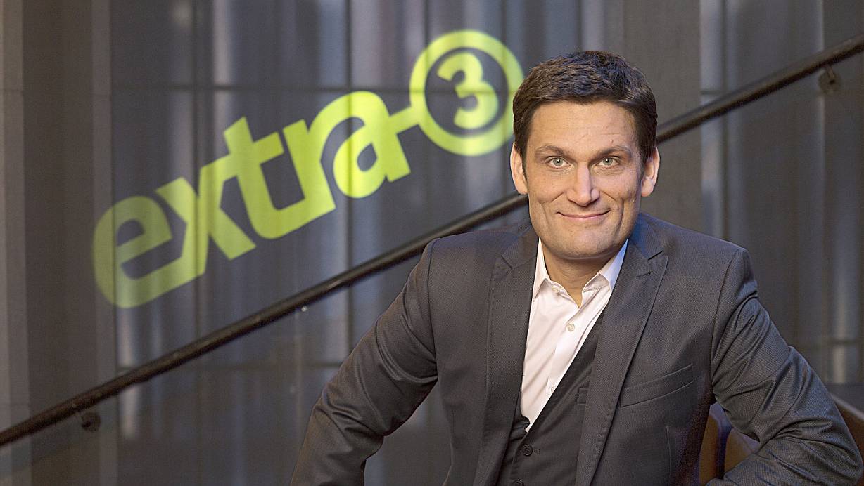 Christian Ehring, sonst immer der Mann für Extra 3, wurde in der Sondersendung von Maxi Schafroth vertreten. | © NDR/Thomas Pritschet