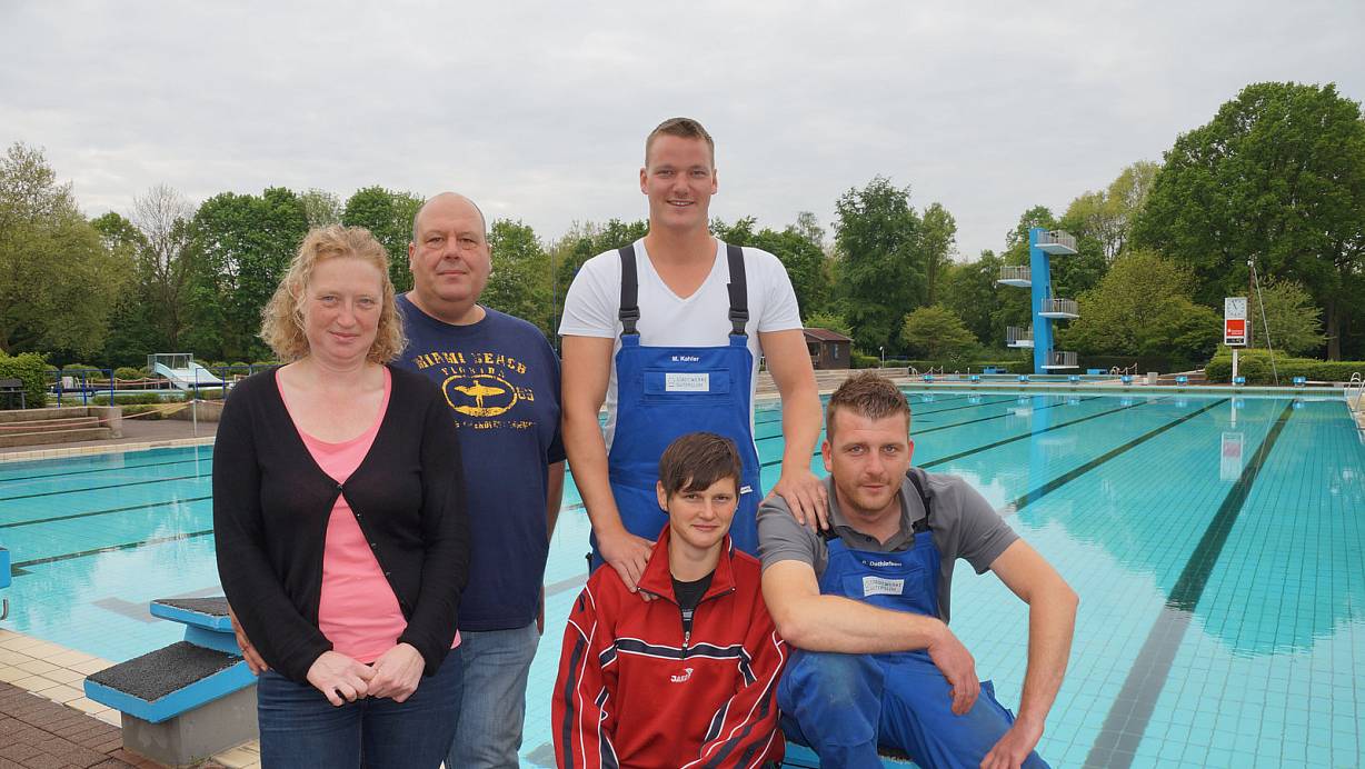 Claudia und Manfred Menzel betreiben den neuen Kiosk im Norbad und freuen sich gemeinsam mit dem Nordbad-Team um Marcel Kahler, Nicola Peitz und Sven Detlefsen, auf die Freibadsaison. | © SWG