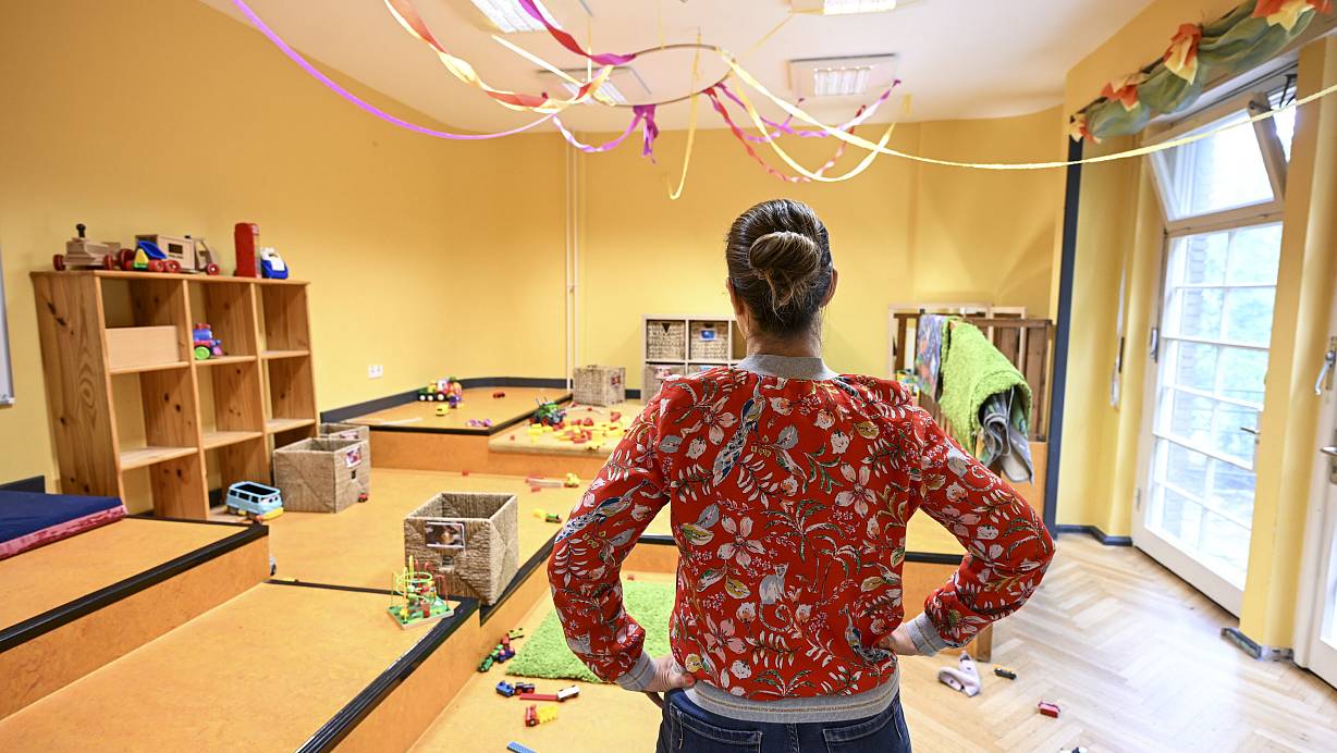 Zu wenig Kinder für die Kitas: Nach Jahren des Mangels gibt es plötzlich auch bereits in NRW vereinzelt zu viel Angebot. Unsere Autorin warnt vor Rückbau, wie er im Osten schon passiert. | © dpa