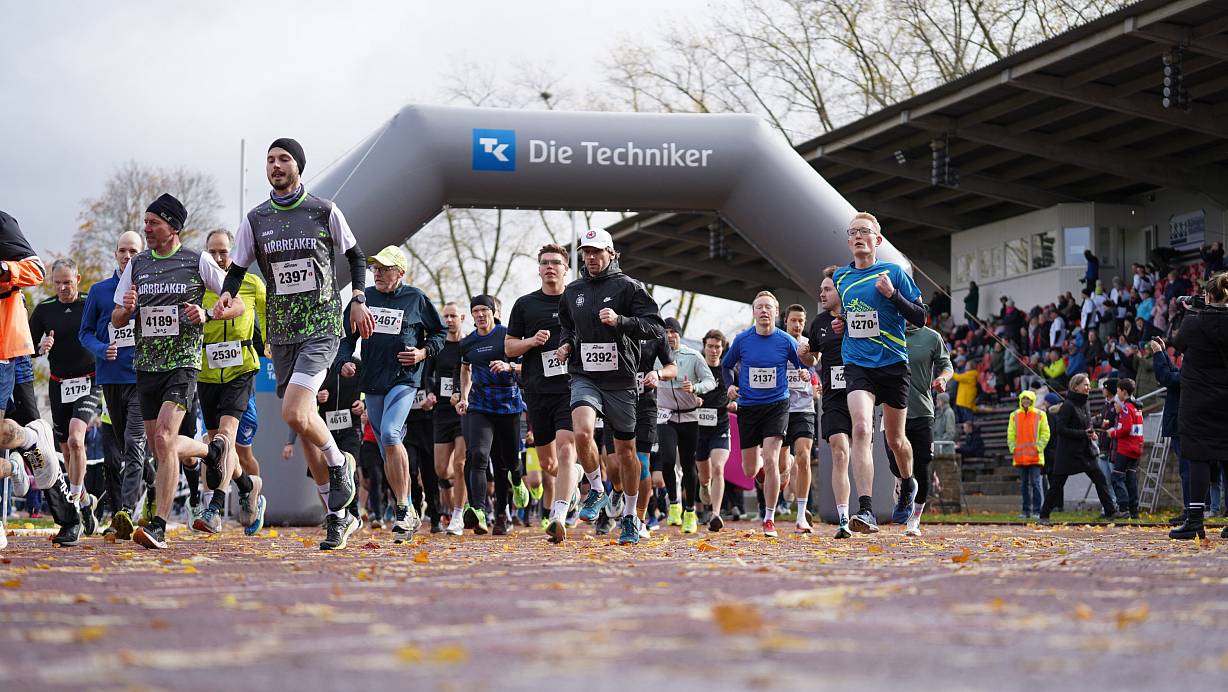 Petrus hatte ein Einsehen: Beim Start des 43. Auto Mattern Wällelaufs war es trocken, nachdem die Wetterbedingungen in den Stunden davor sehr schlecht waren. | © Yvonne Gottschlich