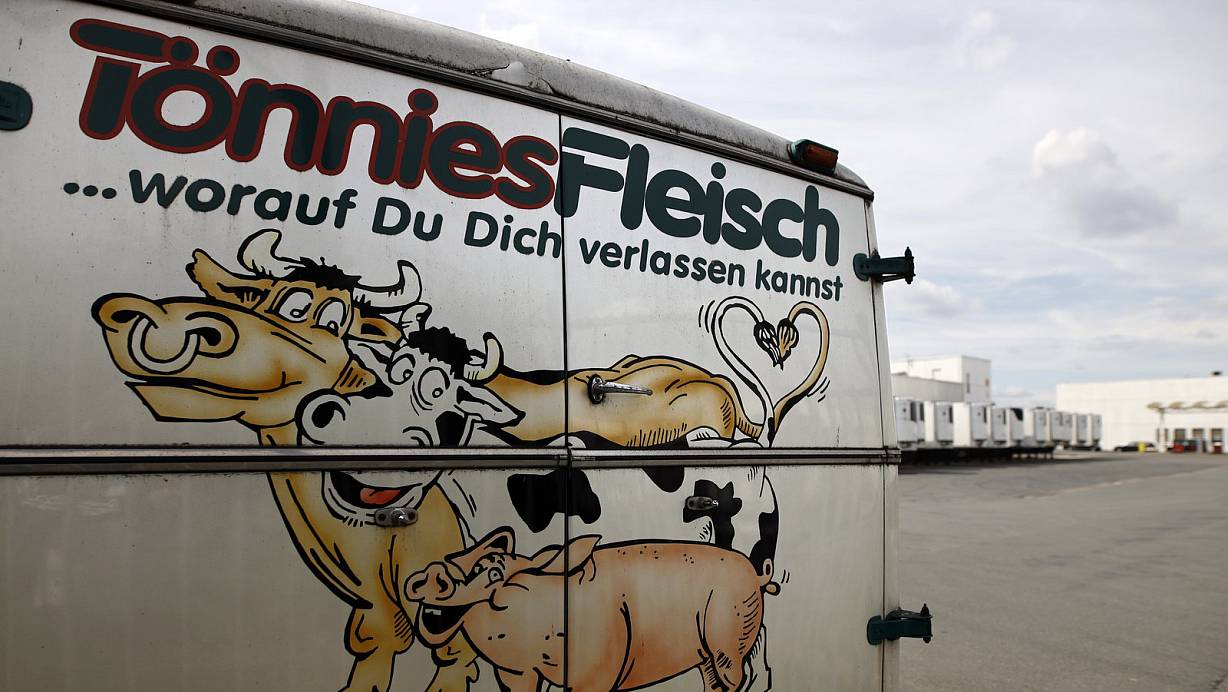 Der massive Ausbruch des Coronavirus im Tönnies-Konzern im Sommer hatte dem Kreis Gütersloh einen lokalen Lockdown beschert. | © picture alliance / Geisler-Fotopress