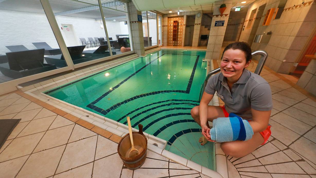 Klein und fein: Mitarbeiterin Lone Kohlstädt kümmert sich um den Schwimm- und Saunabereich. Das Becken wird auch für Babyschwimmkurse genutzt. | © Andreas Zobe