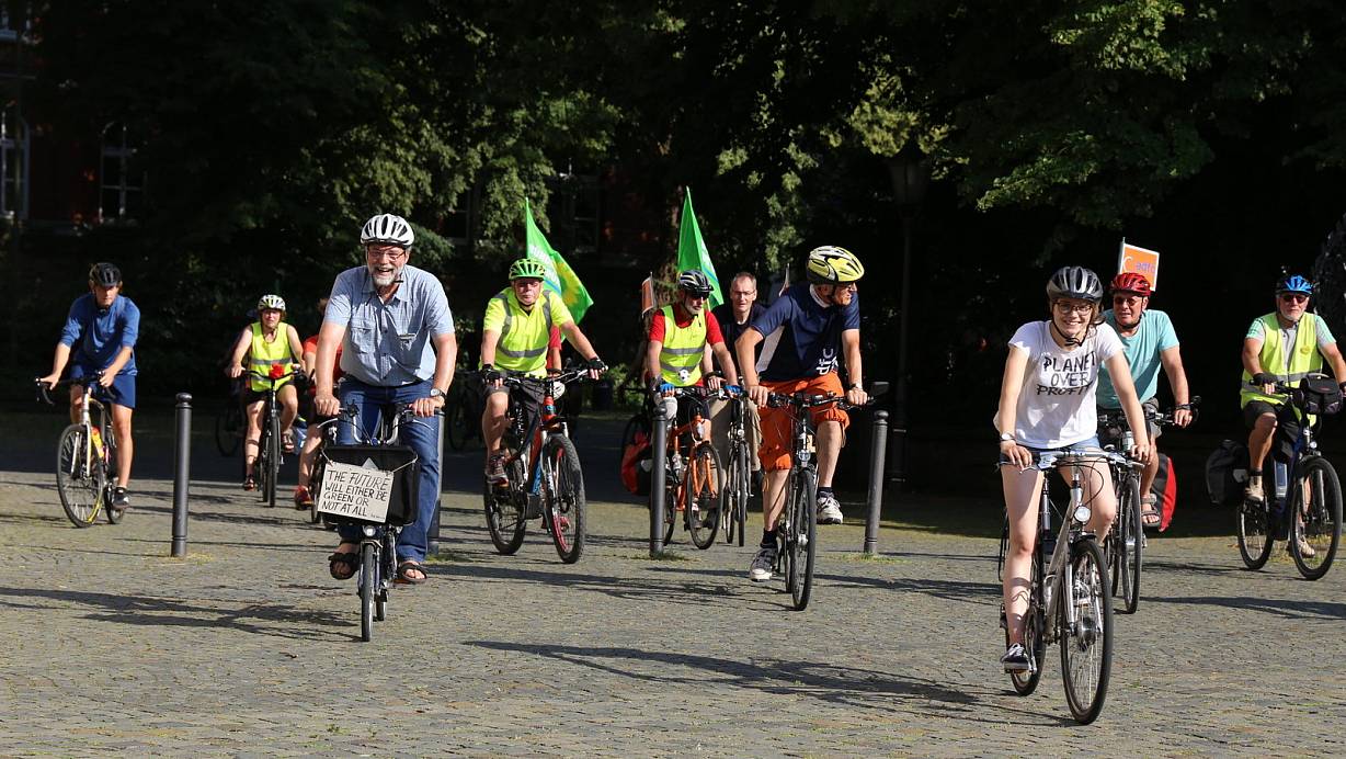Die Demonstranten beenden ihre Fahrt wieder auf dem Rathausplatz. | © Lena Kley