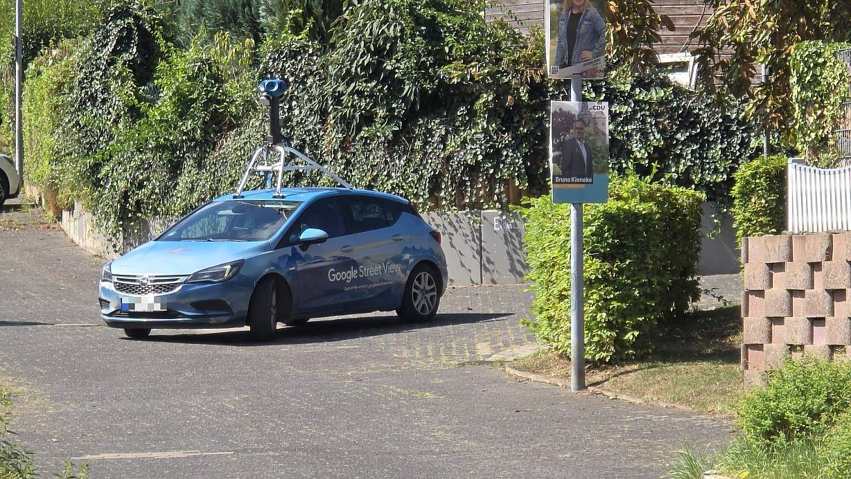Sein Auftrag ist das Fotografieren: Ein Fahrzeug von Google-Street-View auf der Ludwig-Eichholz-Straße in Höxter. | © Thomas Kube