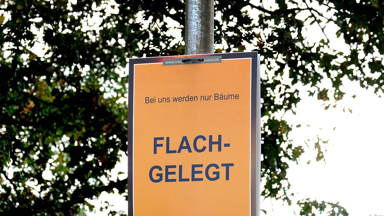 Die Freiwillige Feuerwehr Friedrichsdorf wirbt in Gütersloh mit teilweise anzüglichen Werbeplakaten neue Mitglieder an | © Andreas Frücht