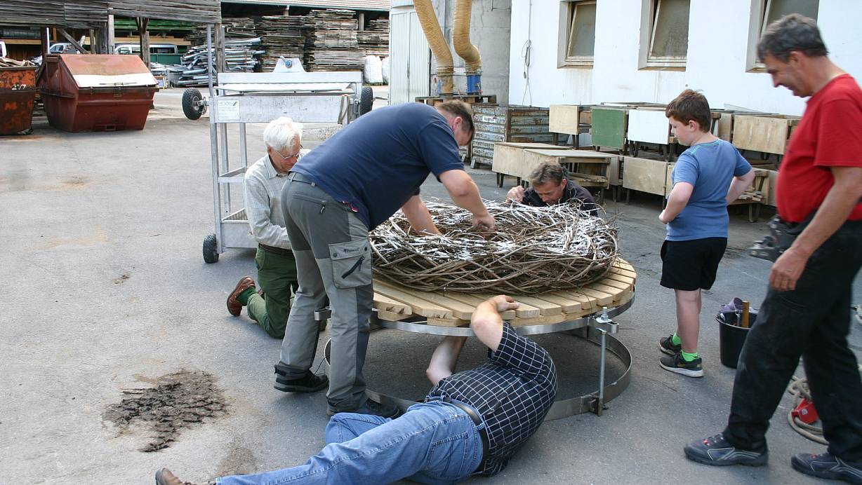 Kreativ: 1,40 Meter im Durchmesser sind die Nisthilfen in Lütmarsen (l.) und Ovenhausen groß. | © Privat